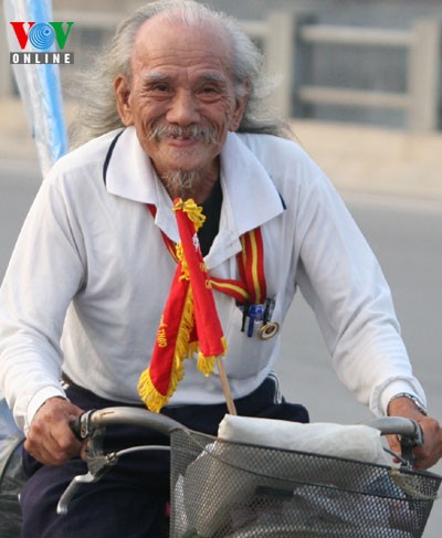 Elderly bicyclists support Vote for Ha Long Bay Campaign - ảnh 9